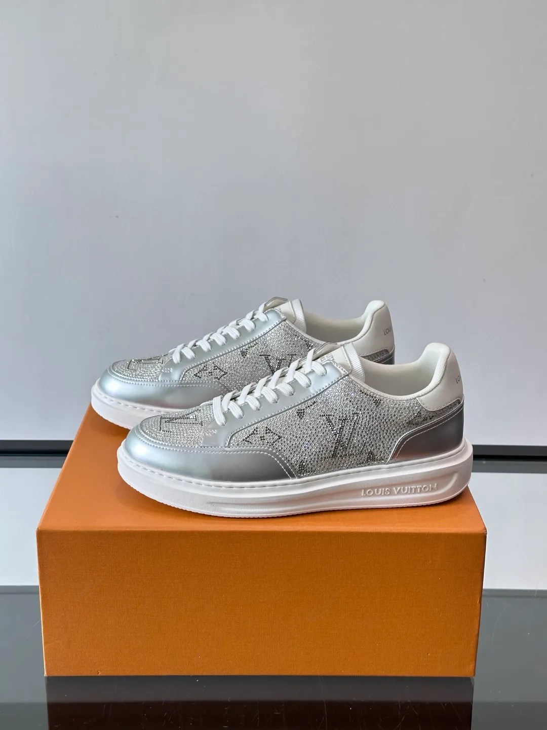 Men's shoes 💰p400 "＊OUIS ＊UITTO＊" 2025 new sports shoes, classic Monogram presbyopia + full diamond upper, full of luxury! The upper is made of high-quality leather and the sole is rubber, which is comfortable and wear-resistant👟. LV logo on the side of the shoe + brand logo on the sole, the details are super exquisite. The low-top design is suitable for daily leisure or light sports. It looks great with jeans and sportswear. The silver cyberpunk style is very popular in the fashion circle and is a must-have for young people! 💫 size：38-44
